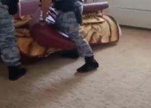 Собака сдала хозяина приставам, пришедшим взыскать долг по алиментам.