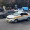В Москве мужчина устроил странный перформанс: прыгал по чужим автомобилям, а затем пробежался по полицейской машине.