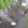 В Братске подросток с ножом порезал гирлянды на городской...