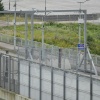 Эстония установила на границе с Россией новые барьеры: металлические ворота, баррикады и «зубы дракона» заметили на мосту Дружбы.