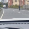 Парень на самокате разогнался аж до 80 км/ч и обогнал Haval. Источник: 🤔 авто