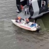 С Шелепихинского моста на западе Москвы прыгнул мужчина....
