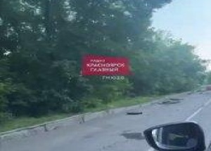 Асфальт оказался разрушен на улице Новосибирской после дождей. ​Асфальт...