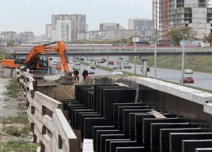 Рабочие начали засыпку котлована в ходе досрочного ремонта на Ипподромской магистрали
