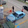 Секунда до трагедии: мужчина накрыл собой ребенка, который чуть не погиб под колесами авто