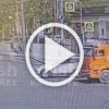 Лазурный автобус сбил мать с коляской, переходившую на...