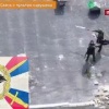 Российский флаг водрузили бойцы на одно из зданий в поселке Меловое в Харьковской области.
