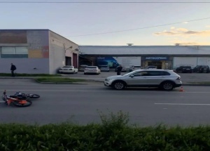 В Кировском районе питбайк с подростками столкнулся с легковушкой