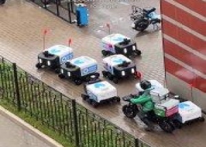 В Питере роверы-доставщики заблокировали своего кожаного коллегу. Борьба за...