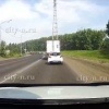 В Новокузнецке водитель на Тойоте нагло объехал пробку по обочине, засыпав пылью других автомобилистов.