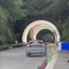 В сети показали кадры первых попыток сделать мёртвую петлю в тоннеле. На подъёме машина потеряла нужную скорость, поэтому водитель ударил по тормозам и сорвался с потолка.
