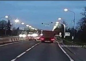 На Московском шоссе водителю самосвала, не понравился Ниссан в левом ряду, он...