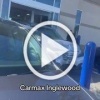 Безумный водитель протаранил автосалон в Калифорнии, в результате чего пострадали 8 человек