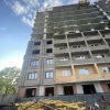 На стройке в Новосибирске с 11-го этажа сорвалась площадка с двумя рабочими