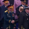 Ветерана войны Николая Кизюна, жавшего руку Путину на Параде Победы, лишают квартиры.