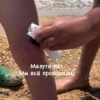 Туристы в Анапе выходят из моря в пятнах мазута — на пляжах Витязево...