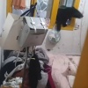 Медвежонок залез по балконам на третий этаж в китайской провинции Сычуань