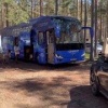 Обычный рейсовый автобус превратили в настоящий дом на колёсах — внутри теперь не ряды сидений, а полноценное жильё со всеми удобствами.