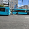 На Светлановском проспекте уснувший водитель автобуса врезался в остановку