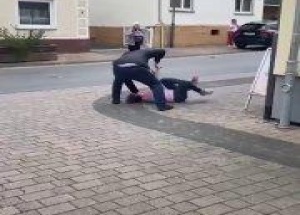В Германии мужчина попытался зарезать бывшую жену.