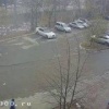 Полторашка воды, выброшенная из окна новосибирской многоэтажки, едва не упала...