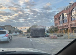 В Новосибирске самосвал провалился в яму На улице Фабричной в Новосибирске...