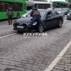 В самом центре Екатеринбурга неадекват бросался на машины и пытался подраться с водителями