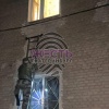 В Каменске-Уральском спасатели ночью проникли в квартиру к спящим детям, не...