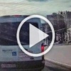 Шакальное открытие мотосезона в Питере — байкер пролетел в нескольких сантиметрах от стоящей на пешеходе девушки и чуть не сшиб ее