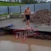 Красноярец устроил заплыв в луже на территории строящего бассейна в...