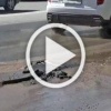 Вода хлынула на проезжую часть из-под асфальта напротив...