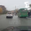 Водитель автобуса устроил махач с прохожим в Екатеринбурге. Мужики сцепились...