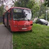 В Нижнем Новгороде на улице Ванеева водитель маршрутки во время рейса с пассажирами умер за рулем, улетел с дороги и снес остановку «Республиканская».