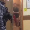 Житель Подмосковья в трусах ворвался в школьный туалет и «отстреливался» огнетушителем от невидимой силы.