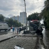 Остановка «Управление дороги» упала, пассажиры ждут автобус под дождем Кроме...