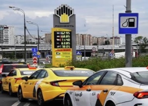 Ограничения на продажу бензина постепенно ослабляют