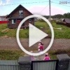 В Башкирии водитель грузовика наехал на 6-летнюю девочку — когда отец узнал о случившемся, он поехал на место происшествия, но его сбил КамАЗ