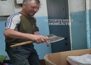 Мужчина с топором терроризирует соседей в Твери. Он угрожал убийством и ломал их машину.