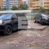 Две машины застряли в ямах после дождя в красноярской Покровке