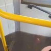 А тем временем, пассажиры одного из автобусов на Димитрова прямо в салоне принимают водные процедуры