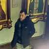 Предполагаемый воришка, который вынес украшения из церкви в Иркутске, попал на камеры наблюдения.