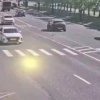 Пешеход в последний момент увернулся от легковушки. Водитель автомобиля...