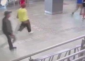 На станции «Печатники» пассажир со всей силы толкнул 10-летнего мальчика на...