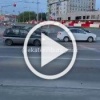 На проспекте Космонавтов пассажирки десятки решили насладиться поездкой высунувшись в окно