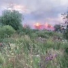 Под Бисертью пожар подбирается к жилым домам.
