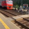 В Екатеринбурге снова заметили детей, которые цеплялись за последний вагоне...