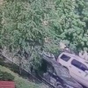 Жители Новосибирска пожаловались на соседку, выбрасывающую мусор из окна В...