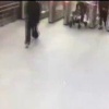 Житель Химок забрался на крышу электропоезда в Московском метро и прыгнул в...