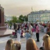 На площадке возле станции метро «Трубная» парень сделал предложение своей...