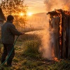 В Бейском районе неосторожному курильщику пришлось тушить надворную постройку